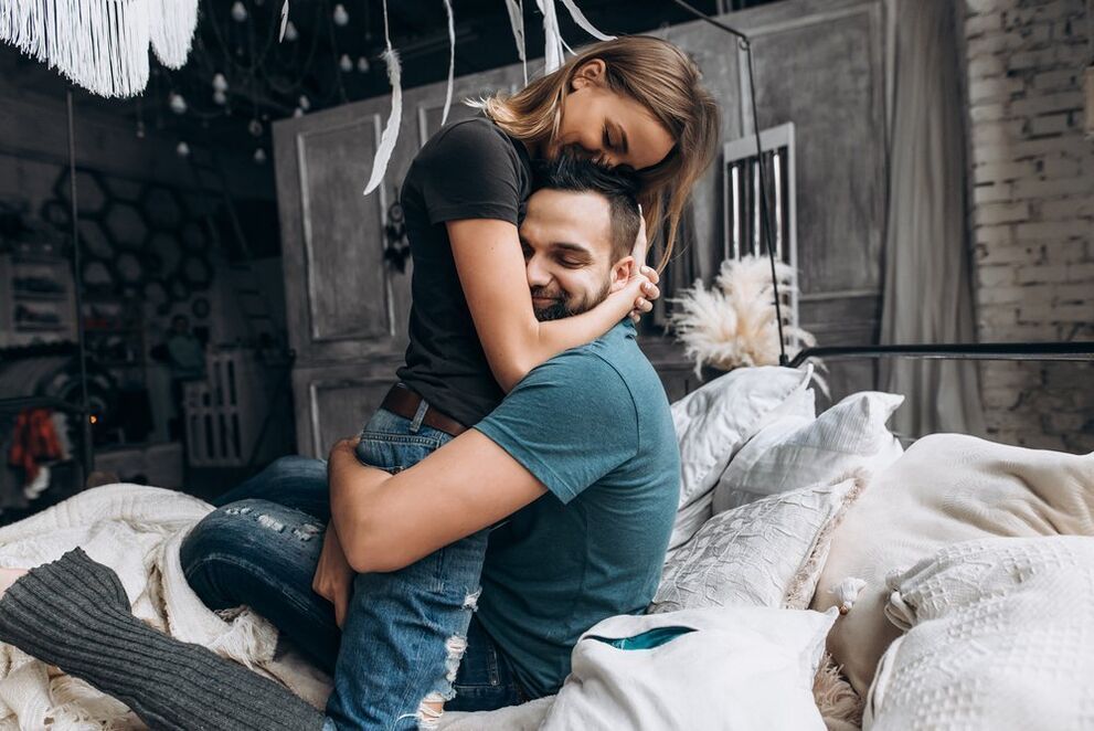 una mujer abraza a un hombre que tiene mayor potencia